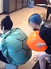 Chồng cạn lời với cô vợ tinh nghịch