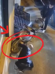 Đoạn clip gây phẫn nộ vì thái độ hung hăng của tài xế xe ô tô