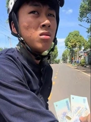 Tài xế bán tải không nhận tiền bồi thường khi thanh niên tông vỡ đèn hậu