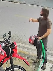 Anh chàng ngoại quốc lấy vòi nước trước nhà rửa xe vì tưởng là vòi nước công cộng