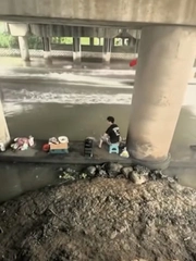 Chàng trai chán không buồn nói khi ngồi chữa lành bên dòng sông