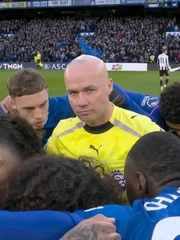 Kỳ lạ: Trọng tài đứng giữa vòng hội ý của cầu thủ Chelsea