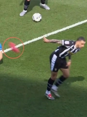 Cầu thủ Anh bị đuổi sau tình huống 'trả đũa' ngớ ngẩn