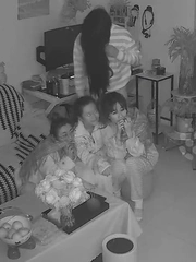 Đang xem phim kinh dị, 3 cô gái hú hồn khi thấy 'ma'