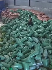 Thanh niên bất lực nhìn chồng hàng xếp ngay ngắn bị đổ xuống đất