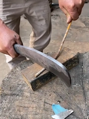 Thợ rèn quê một cục khi quảng cáo dao chặt thép