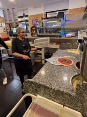 Cụ bà IQ vô cực khi dùng xẻng xúc bánh pizza