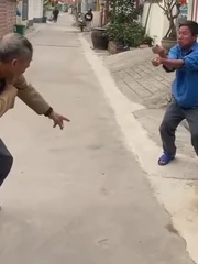 Cười sảng với màn tỉ thí võ thuật của hai 'cao thủ võ lâm'