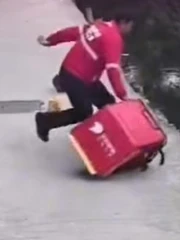 Chàng trai bất lực khi liên tục gặp xui xẻo