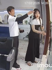 Cô gái quê một cục khi cụng đầu vào cửa kính cường lực