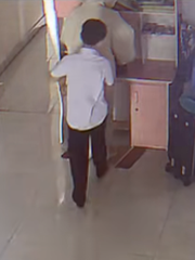 Khoảnh khắc cậu bé ôm tiễn chị đi làm sau Tết gây sốt