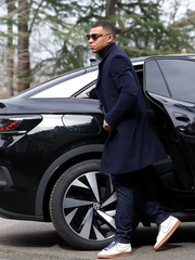 Kylian Mbappe học lái xe với fan... Atletico Madrid