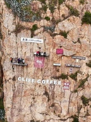 Quán cà phê 'treo mình' trên vách đá: Trải nghiệm đẹp đến thót tim