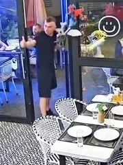 Du khách người Nga lắc chuông lia lịa để khen món ăn Việt quá ngon