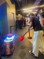 Một cú gõ búa, chàng trai làm cả trung tâm thương mại 'rung chuyển'