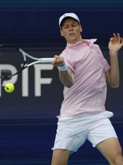 Jannik Sinner san bằng một kỷ lục của Novak Djokovic