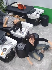 Chủ tiệm cười toe toét khi 'vồ ếch' ở trong nhà