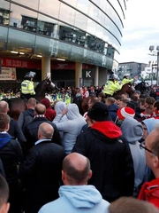 CĐV vào sân trái phép sẽ bị coi là tội phạm ở Anh và Xứ Wales