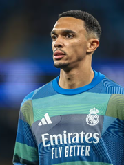 Trent Alexander-Arnold mất suất đá chính trận derby Madrid vì đi tập muộn