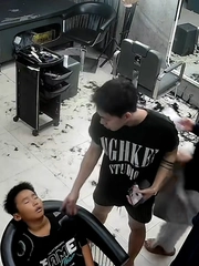 Chủ tiệm cắt tóc hú hồn hú vía khi khách ngồi ngủ say như chết