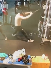 Hai thanh niên đọ sức kéo tạ trước người đẹp