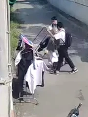 Ấm lòng cảnh hai nam sinh dựng xào phơi đồ bị đổ giúp nhà dân