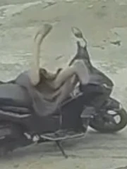 Cô gái ngã sấp mặt vì bận 'lo lắng' cho người bên cạnh