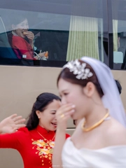 Khoảnh khắc cô dâu khóc nức nở và mẹ đẻ cười rạng rỡ 'gây bão'