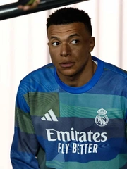 Mbappe đau gối trái nhưng bác sĩ Real Madrid chữa… gối phải