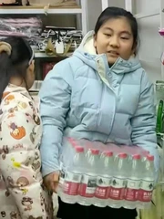 Bé gái 12 tuổi lấy tiền lì xì đi 'khởi nghiệp'