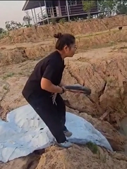 Cô gái thả cá xuống ao đi vào lòng đất