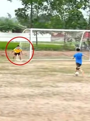 Thủ môn bỏ khung thành trống nhưng đối thủ vẫn không ghi được bàn