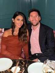 Vợ Messi gây sốt với phòng trưng bày lego riêng