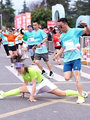 Nữ runner bị cấm thi đấu vì xoạc chân giữa đường chạy để selfie
