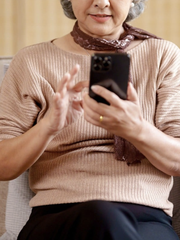 Yêu 'tổng tài AI', cụ bà thắc mắc 'có còn là cô gái nhỏ của anh không?'