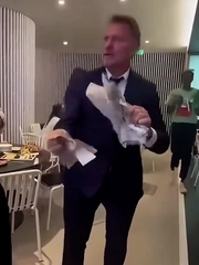 Màn ảo thuật hô biến tờ báo rách bươm thành nguyên vẹn