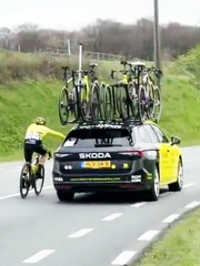 Đội đua xe đạp hàng đầu thế giới xin lỗi vì để ôtô kéo VĐV