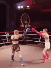 Làng Muay Thái dậy sóng vì nữ võ sĩ vừa chạm găng đã đá knock-out đối thủ
