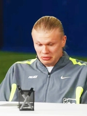 Biểu cảm hài hước của Haaland khi chạm mặt CĐV Man Utd