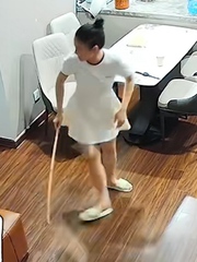 3 con trai chạy như vịt khi thấy mẹ cầm 'đả cẩu bổng'