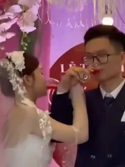 Cô dâu ngại ngùng vì uống cạn chén rượu giao bôi