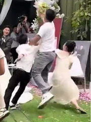 Cô gái 'gục ngã' khi giật hoa cưới