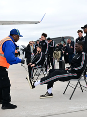 Tuyển Bỉ bị kiểm tra an ninh ngay trên đường băng sân bay Mỹ