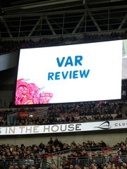 VAR ở Ngoại hạng Anh: 4 người xem thì 3 người muốn bỏ