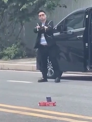 'Tổng tài' mất điện thoại vì sống ảo giữa đường