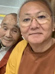 Cụ ông U90 hạnh phúc bên người tình chuyển giới kém 22 tuổi