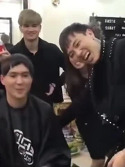 Thanh niên khóc thét vì học theo cách cắt tóc trên mạng