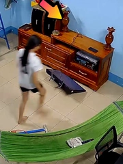 Bé gái hú hồn khi sút bóng làm đổ tivi