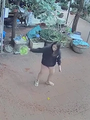 Cô gái đứng hình 5 giây khi trổ tài vẩy rau