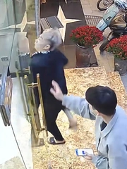 Chàng trai sang chấn tâm lý khi đập mặt vào cửa kính cường lực